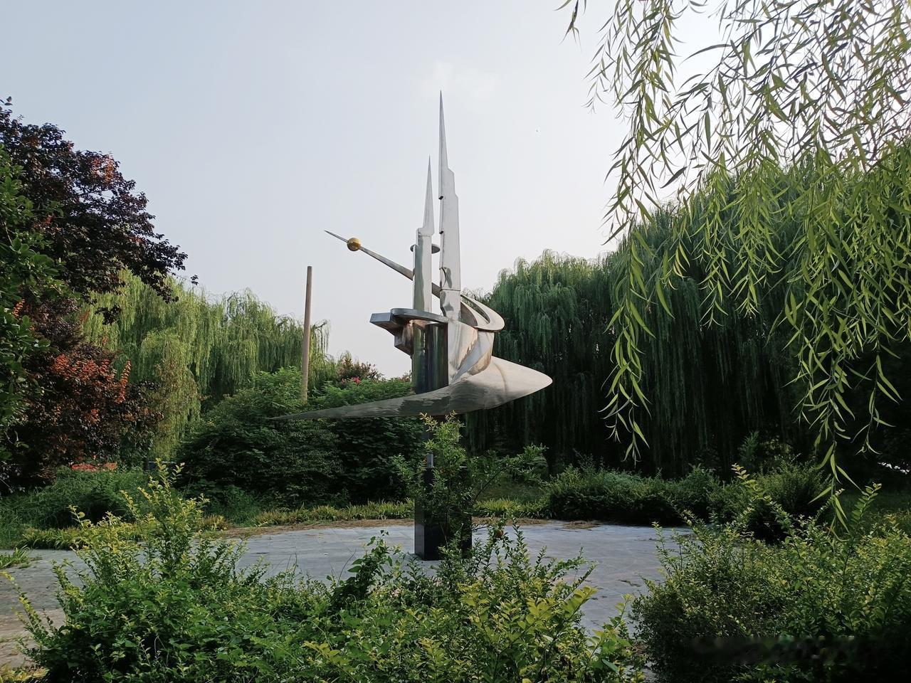 沙河市南进出市口
——在沙河市宋璟路与南环路的交汇处，有一处口袋公园。葱郁的绿荫