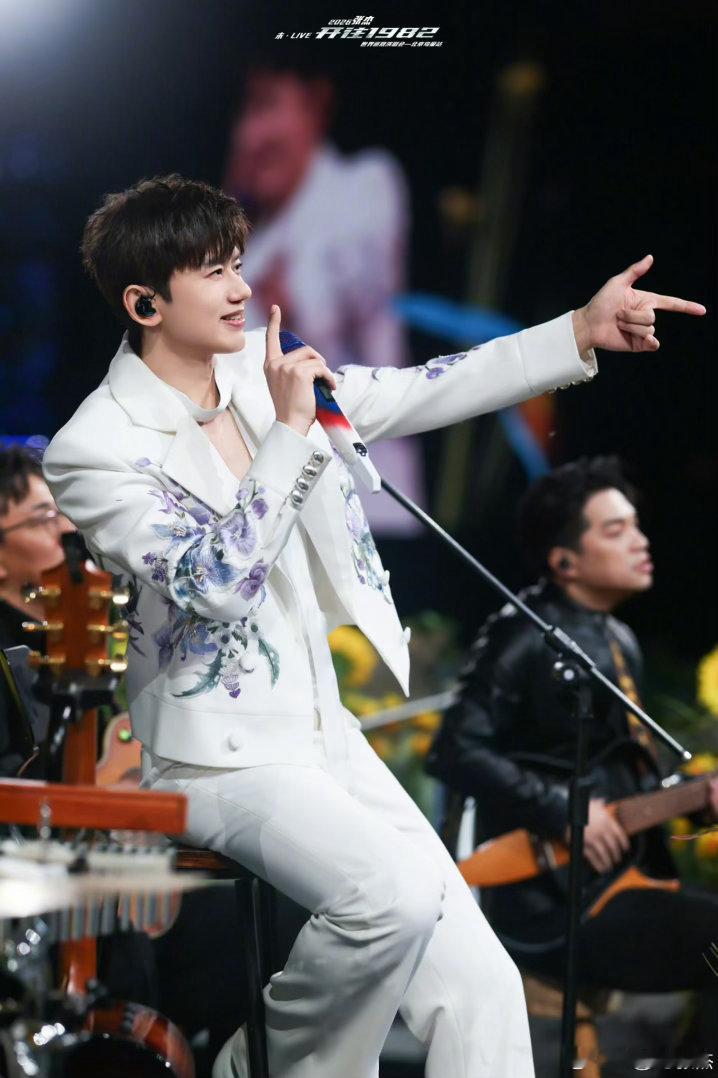 张杰北京鸟巢站幕后华语乐坛天花板制作现场！切片式四面台、百米时光列车、万平LED