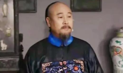 1782年，王亶望被抄家，当乾隆检查抄来的物品时，发现一件四条腿的裤子，上面绣满