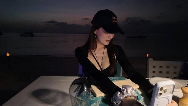 徐璐这一套也太性感了吧
 
事业上徐璐起点很不错，靠着《甄嬛传》甄玉娆圈粉无数，