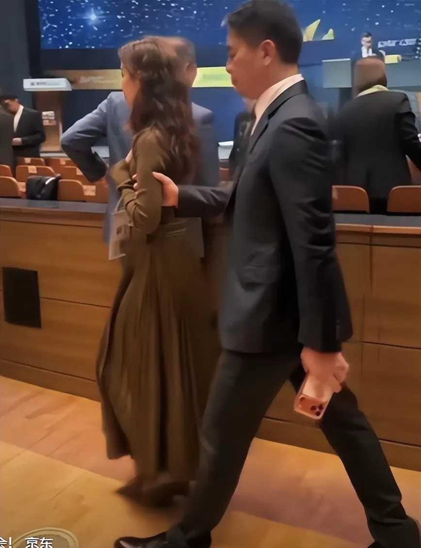 不懂就问，刘强东拿的是什么手机啊？好高级啊，是不是很贵呀