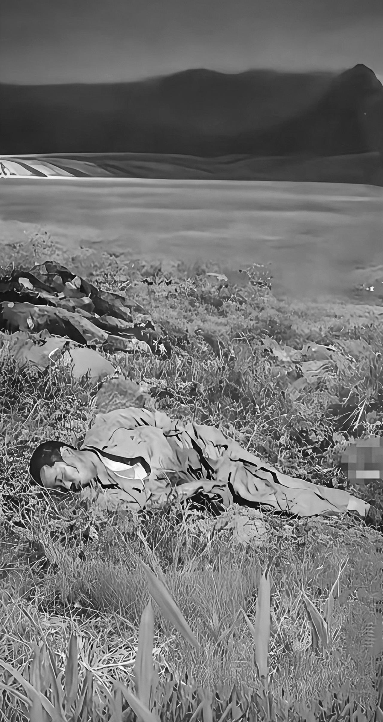 侧倒在地上的是熊国平烈士，湖北省京山市前场镇严里村人，1965年2月出生，198