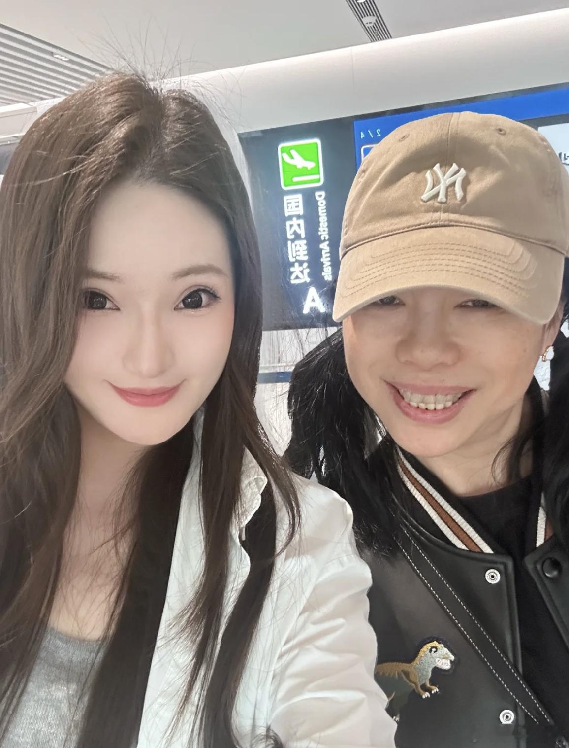 网友拿错黄绮珊的行李黄绮珊的行李被路人错拿了 有网友分享自己下飞机后拿行李，不小