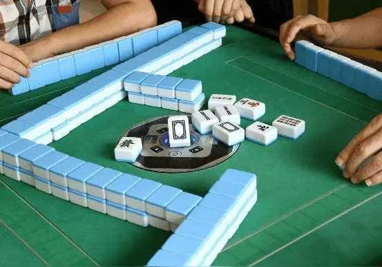 开麻将馆也赔钱

老家一男子开麻将馆的，开了十几年麻将馆，赔钱不说，还家破人亡。