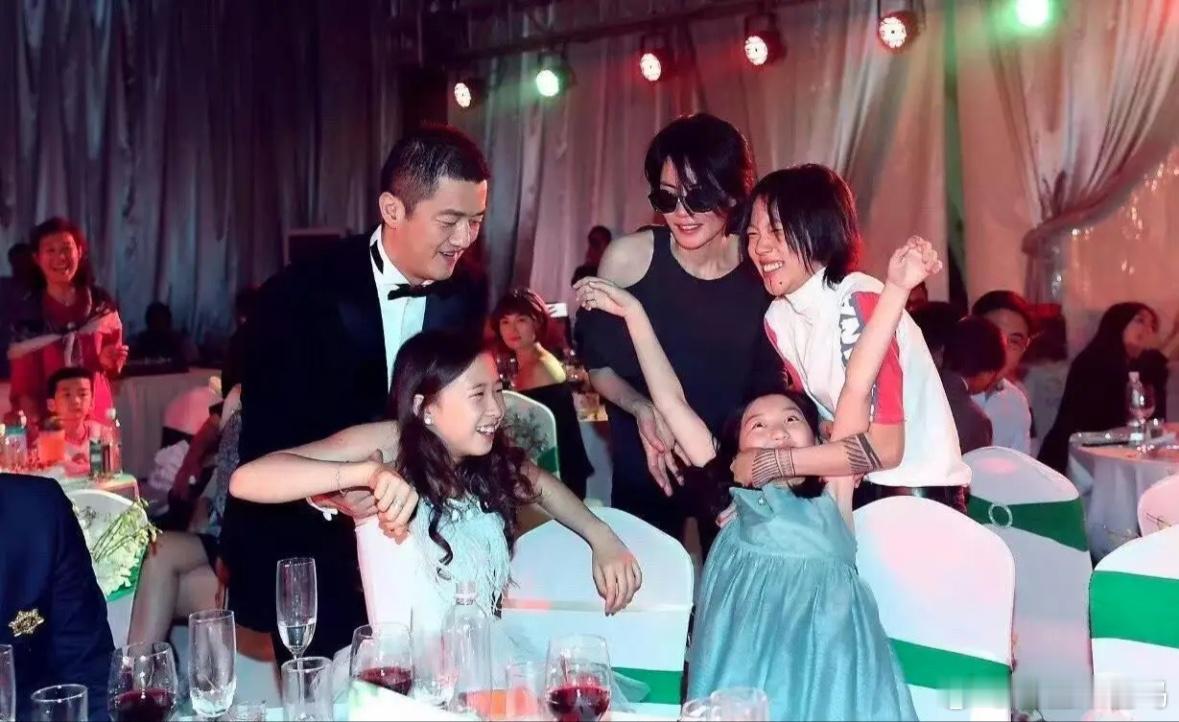 有网友分享下嫣然晚宴旧照，好温馨啊！那时候李亚鹏一头黑发，好年轻帅气啊，和现在判