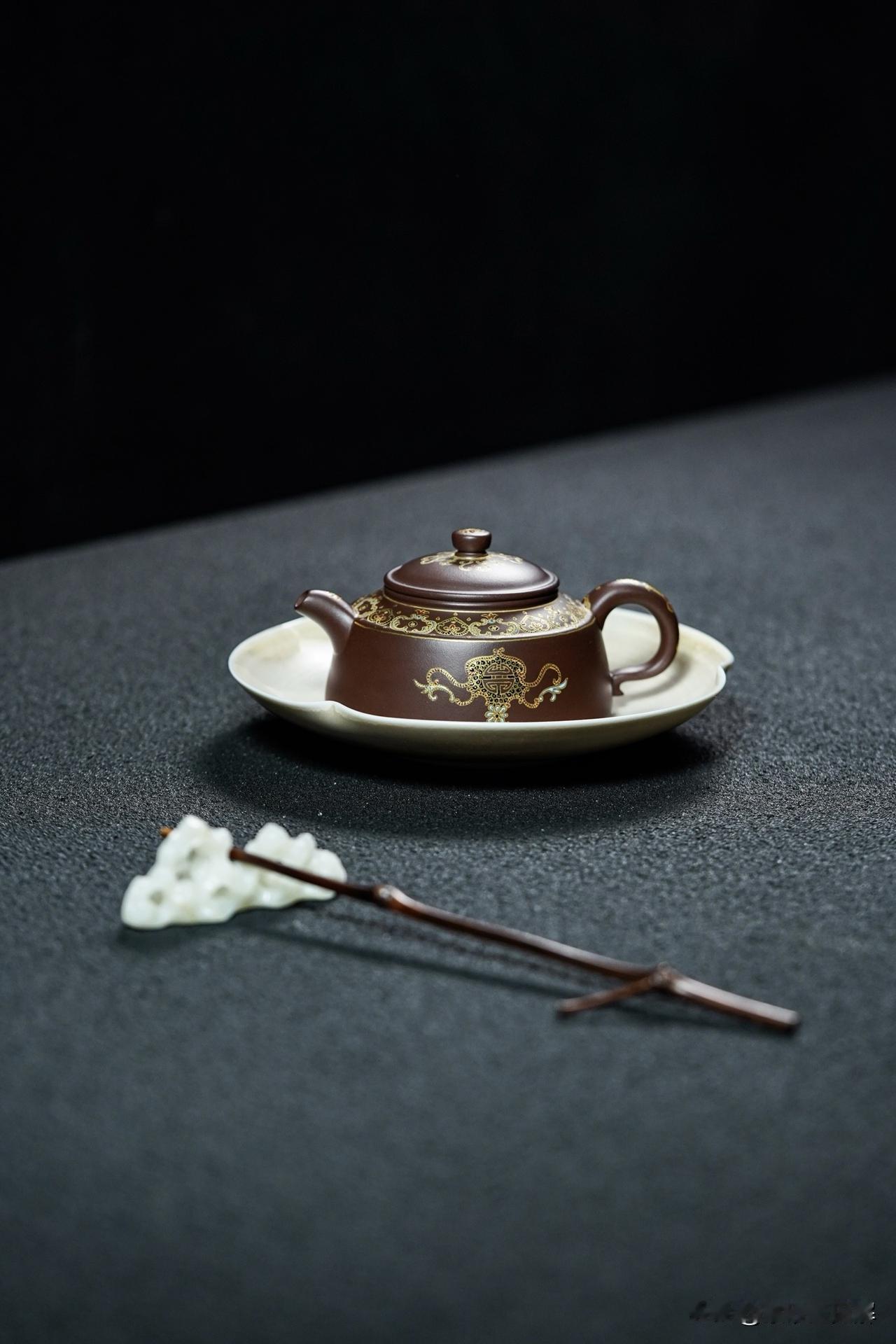 如果是为了把玩或者装饰房间，我觉得你买一些名气大的壶会更可以满足主焦点需要。在把