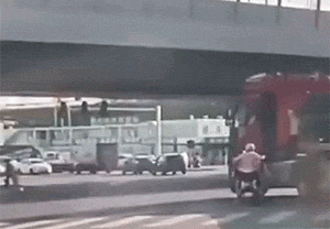 骑电动车的千万别抢道！ 