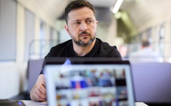 泽连斯基彻底出局了 
 
当地时间4月17日，瑞典国王访问乌克兰，这也是俄乌冲突