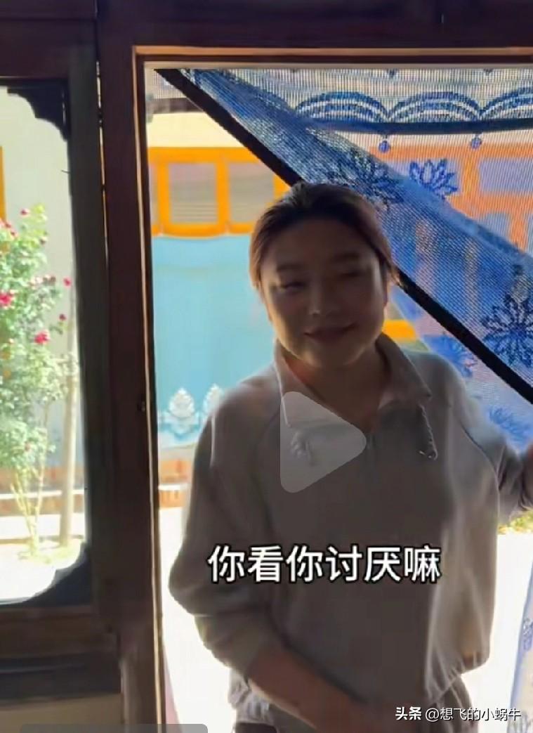 其实黑梅梅知道他俩不合适，但又喜欢，就想得到其他人的支持，就会一直问其他人，感觉