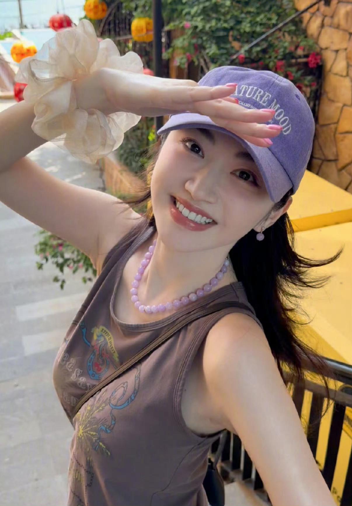 景甜的体态真的很出众。
身形曲线舒展优美，身姿挺拔，就连露出脚踝的镜头，都透着一