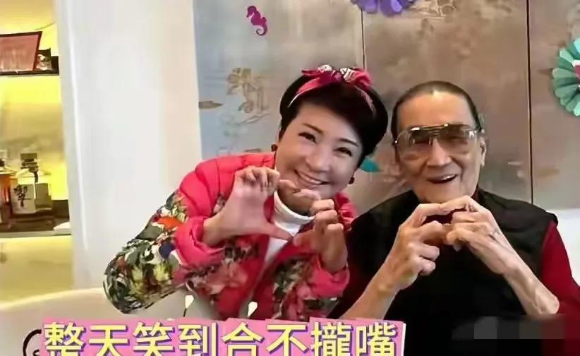 谢贤和狄波拉虽然离婚了，但是两人还是好朋友。最近，狄波拉生日，不仅有好友到场庆祝