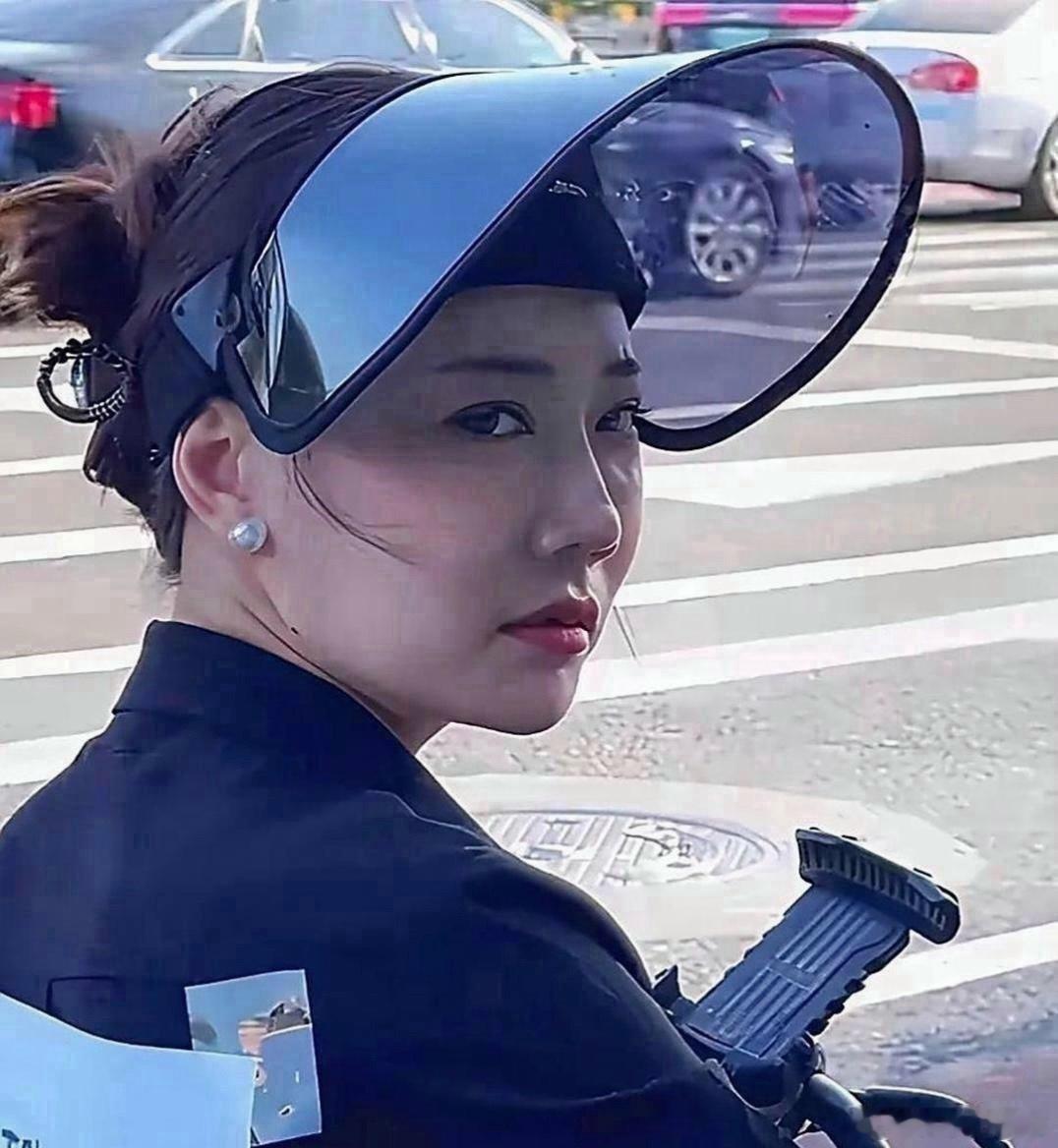 本来不信的 但看到她眼神我就信了 