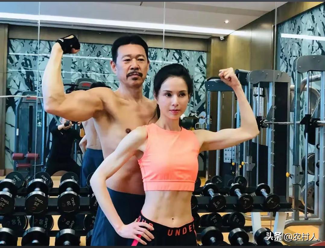 70岁的张丰毅和60岁的李若彤一起健身，这身材完全看不出来，两个人相差了10岁。