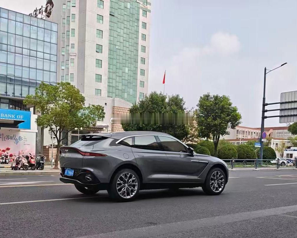 苏f杂谈[超话] 南通阿斯顿马丁第107部，DBX。​ ​​​