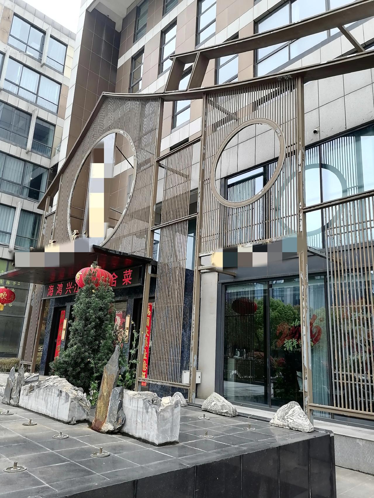 邻居，男主人是个学术大佬，业内知名。看样子今年将近60来岁了，可他的妻子只有30