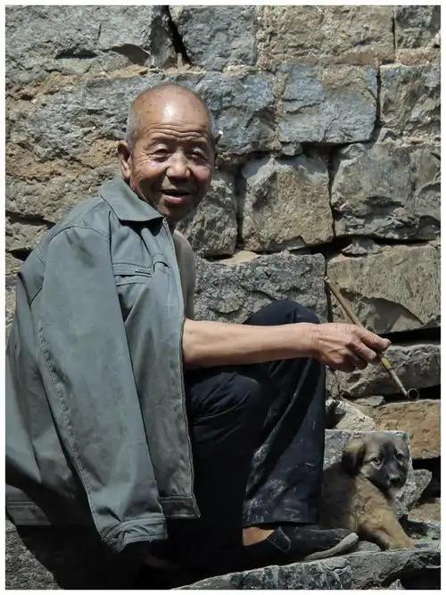 81岁爷爷偷偷做“离别准备”，孙女撞见后瞬间情绪崩溃大哭，爷爷安慰“不要哭，要有
