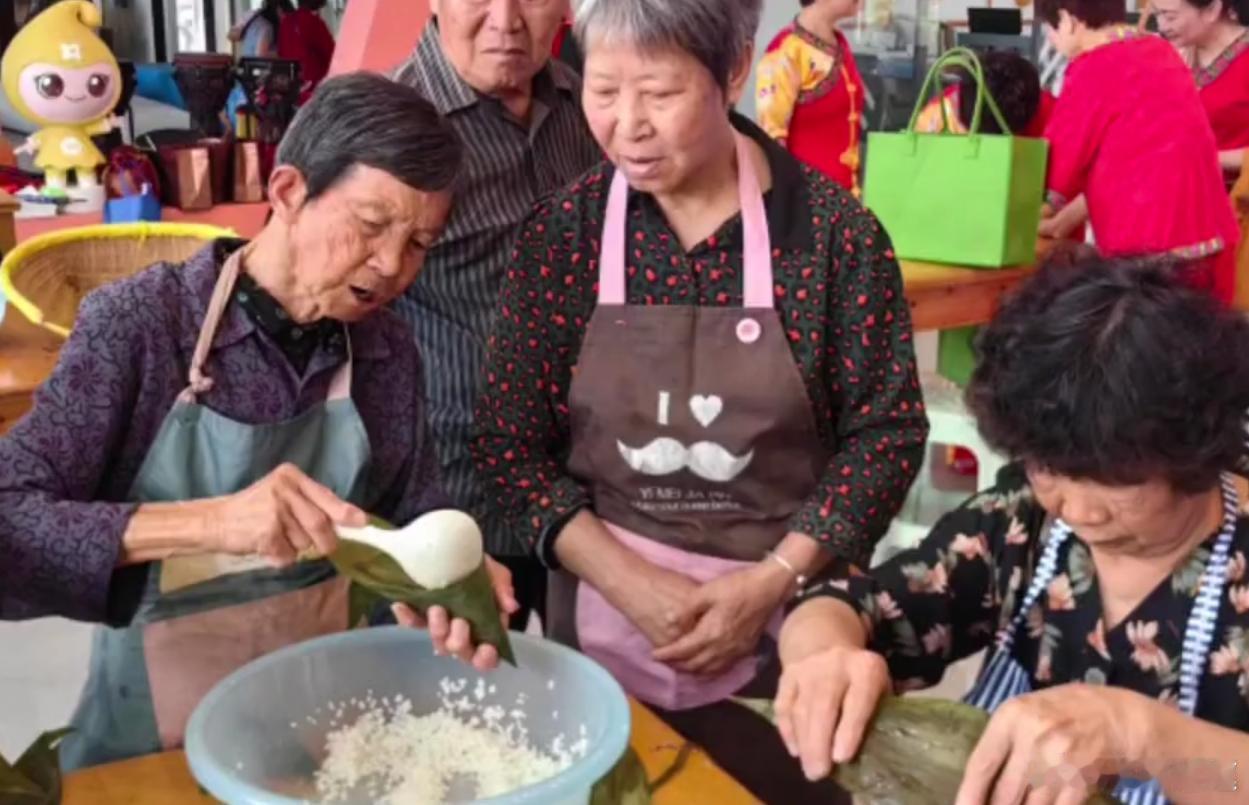 粽叶翻飞台州百位老人暖心迎端午黄岩十里铺端午活动太暖心，百名老人齐包粽，理发理疗