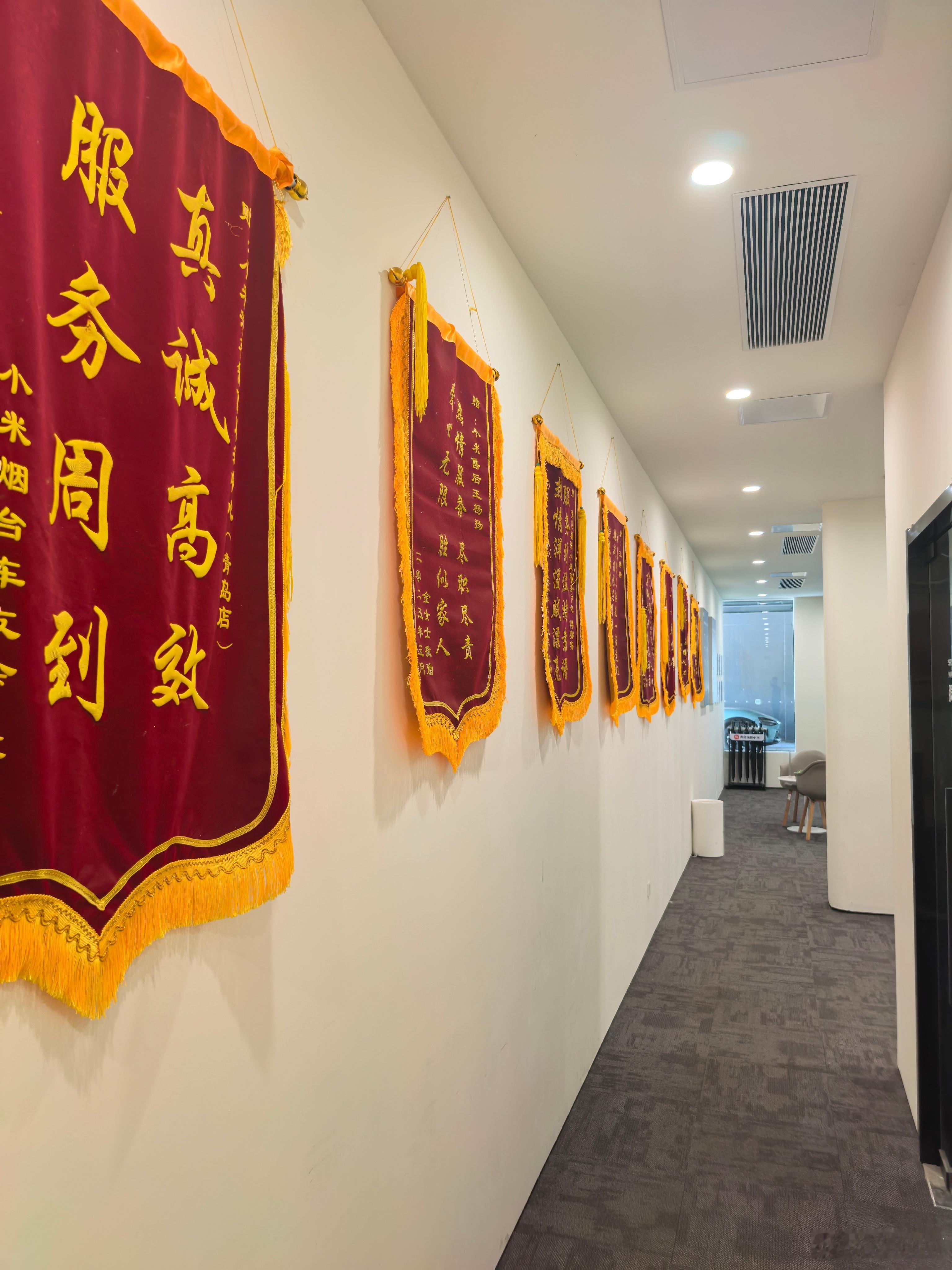 我的YU7两万公里了，趁着假期最后一天去把保养做了，发现城阳店售后的墙上挂满了车