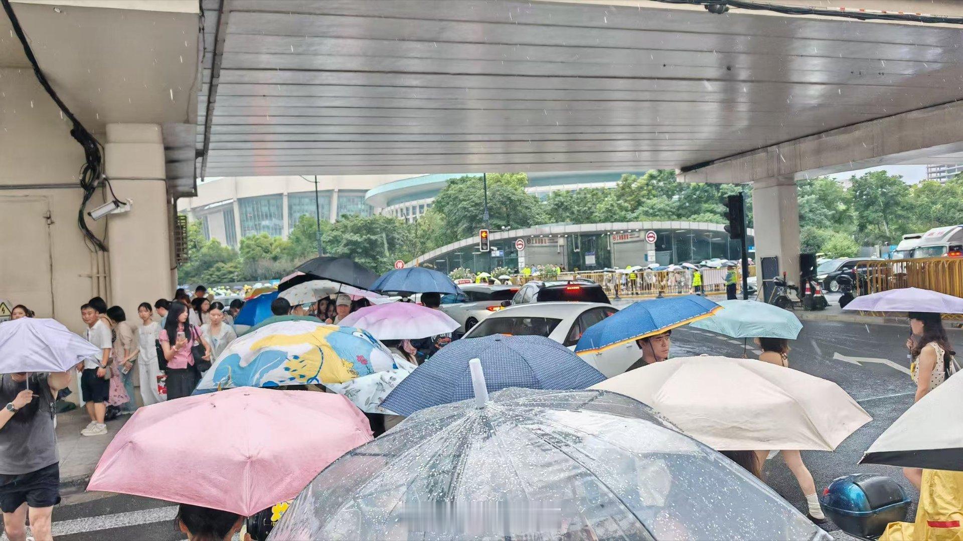 【上海八万人狂欢现场体验感】入夏以来，有着“八万人”之称的上海体育场持续迎来多场