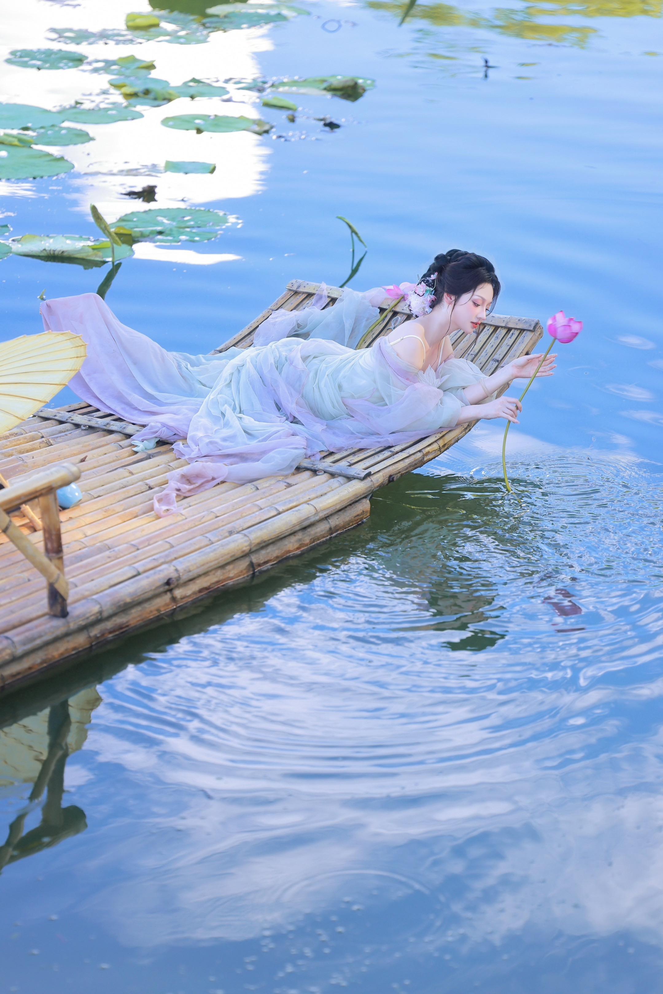 兴尽晚回舟，误入藕花深处。摄/后：我