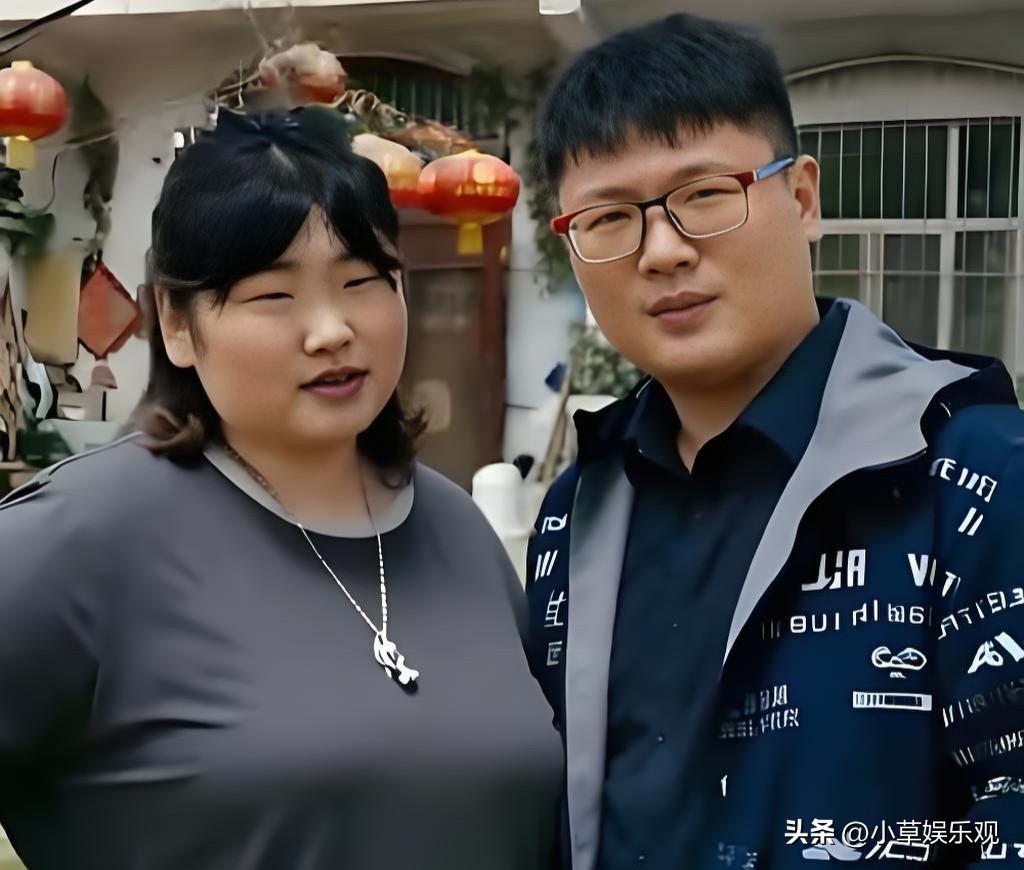 大衣哥说到做到，女儿陪着女婿风里来雨里去送快递，陪嫁就镜子、箱子和三轮车，还真没