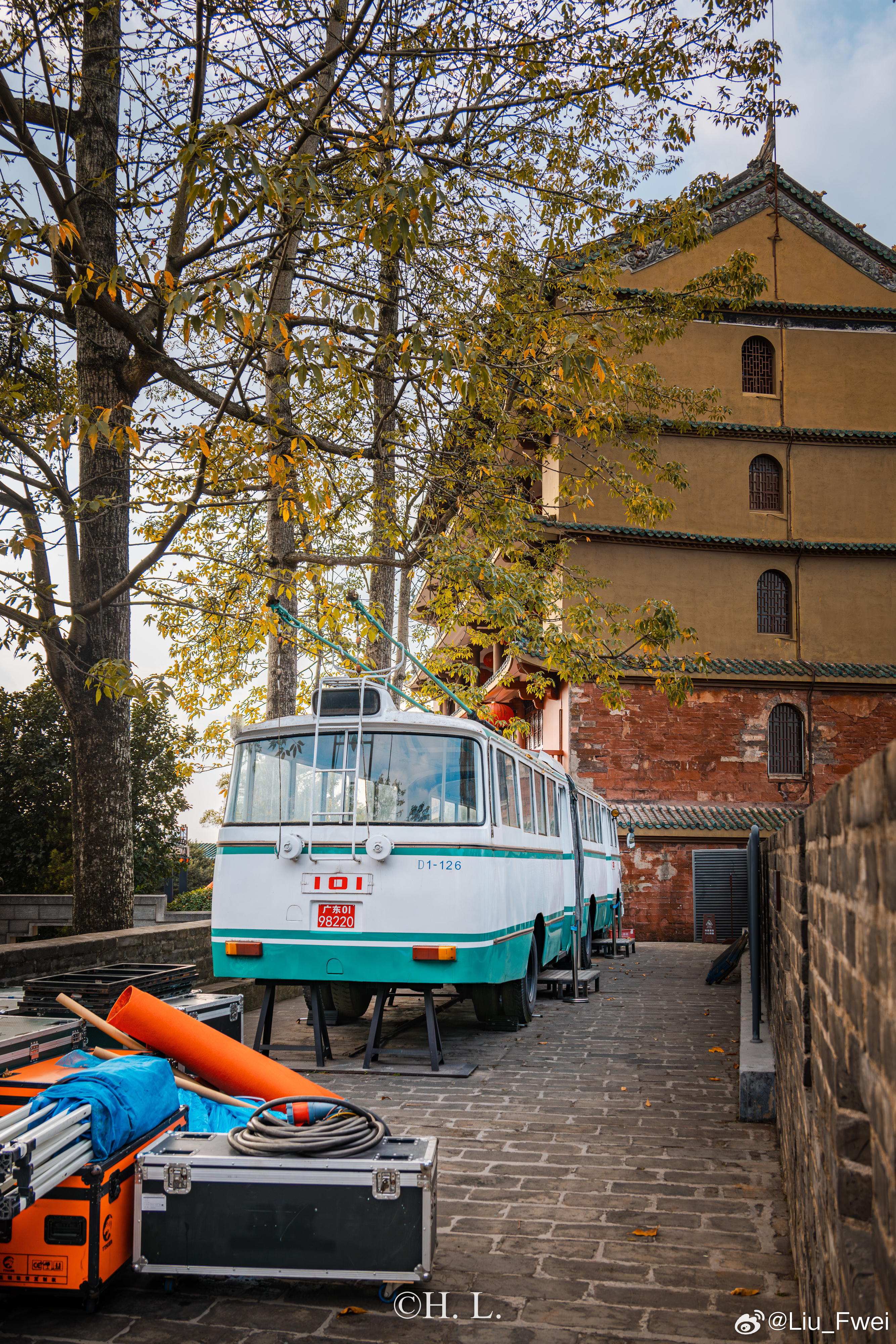 广州镇海楼在新年搞了不少活动，上海客车SK561G无轨电车停靠的城墙这儿成了杂物