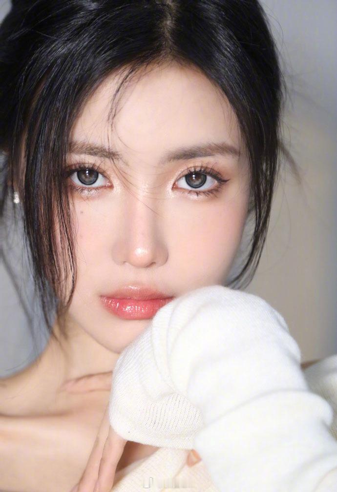 纯欲感白开水妆彩妆的尽头是裸妆！清透的妆感真的很高级~来分享一下我的妆容小tip