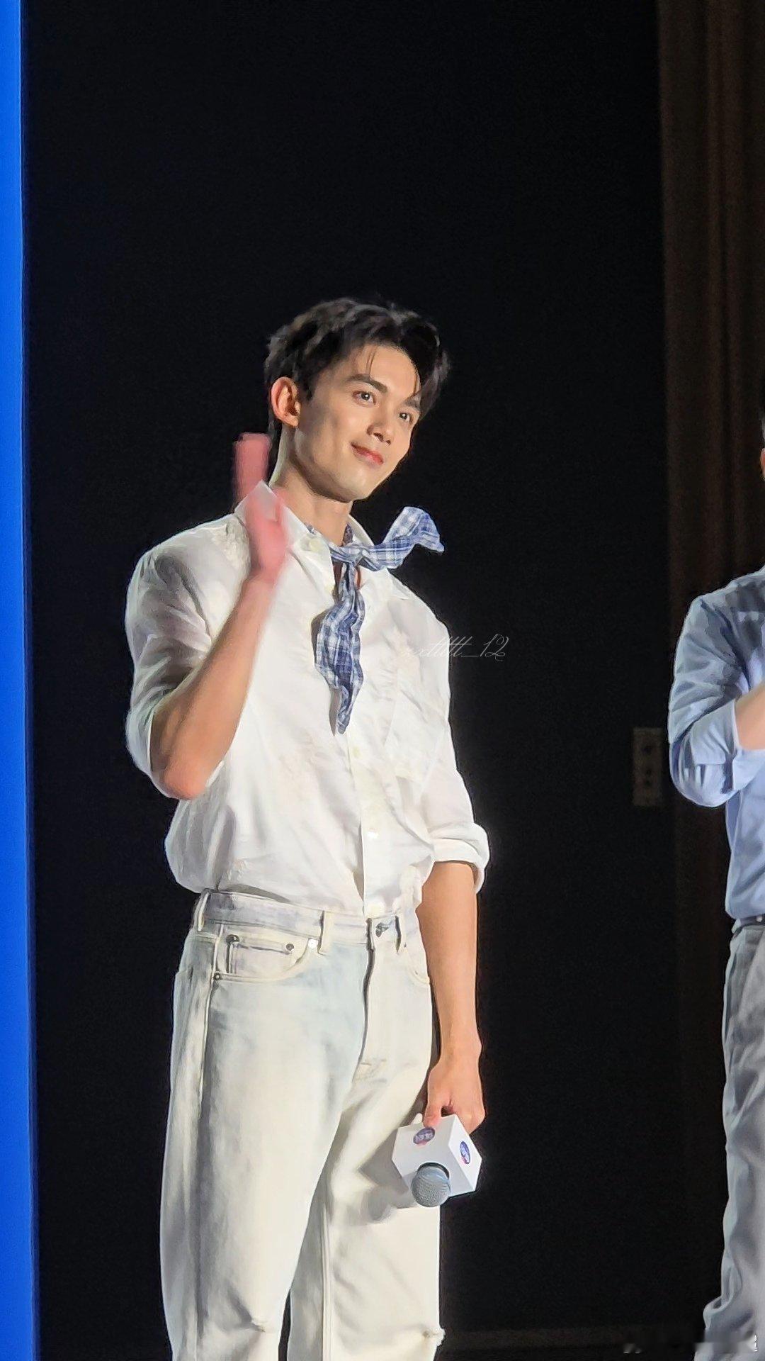 吴磊给女排递话筒吴磊给女排递话筒递了个空气吴磊也太有梗了！面对高个子女排姐姐，使