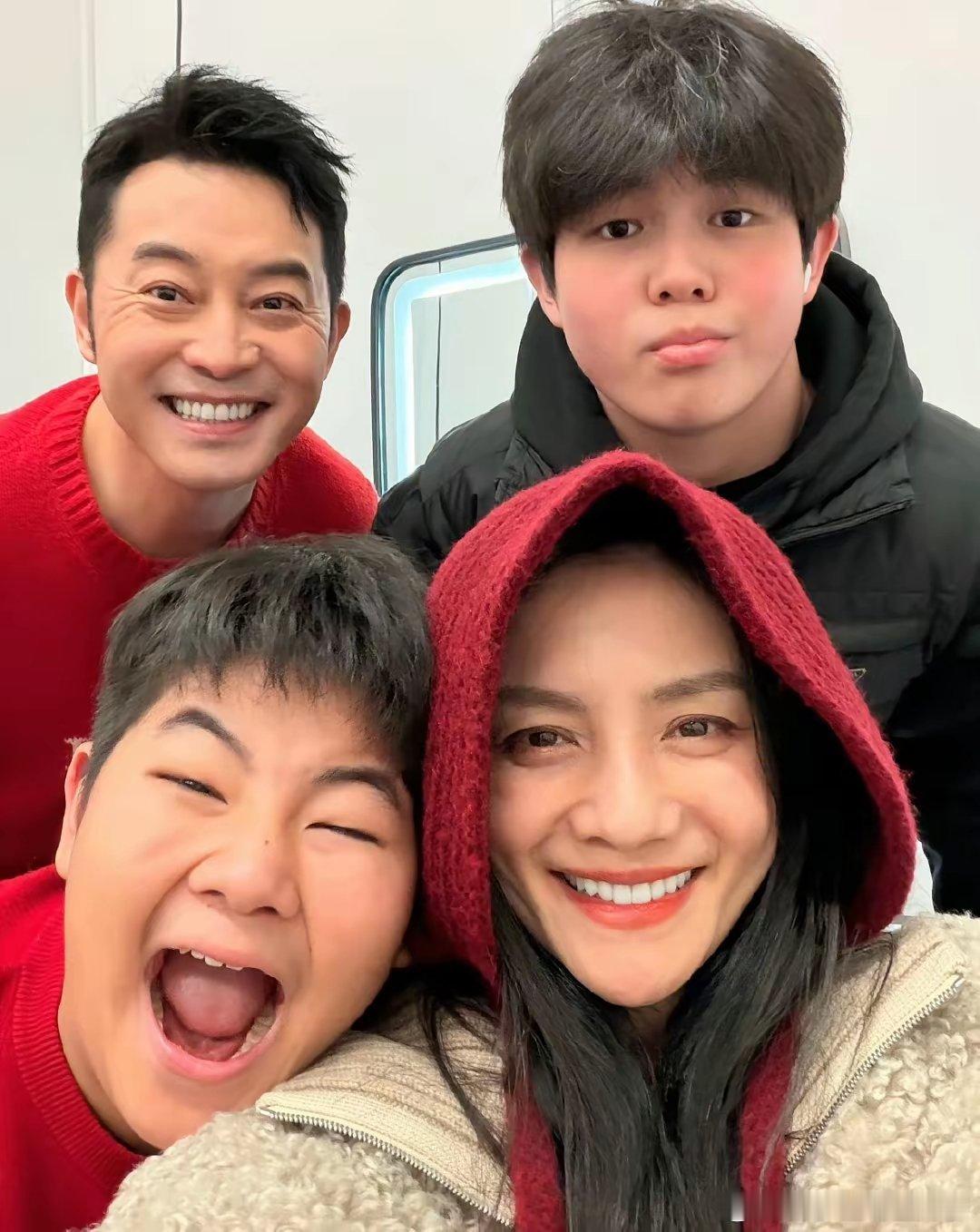 胡可的两个儿子，安吉和小鱼儿，一个14岁了，一个11岁了，两个儿子的颜值都好高，