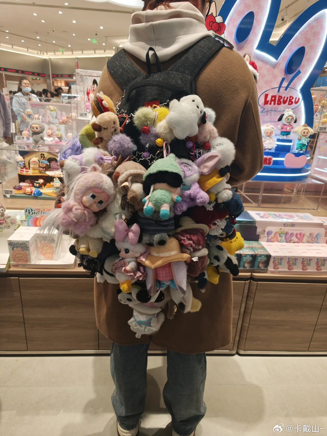 ！！！我朋友经常说我买那么多包挂，连个包都没有...刷到了个这样的 妥妥的痛包。