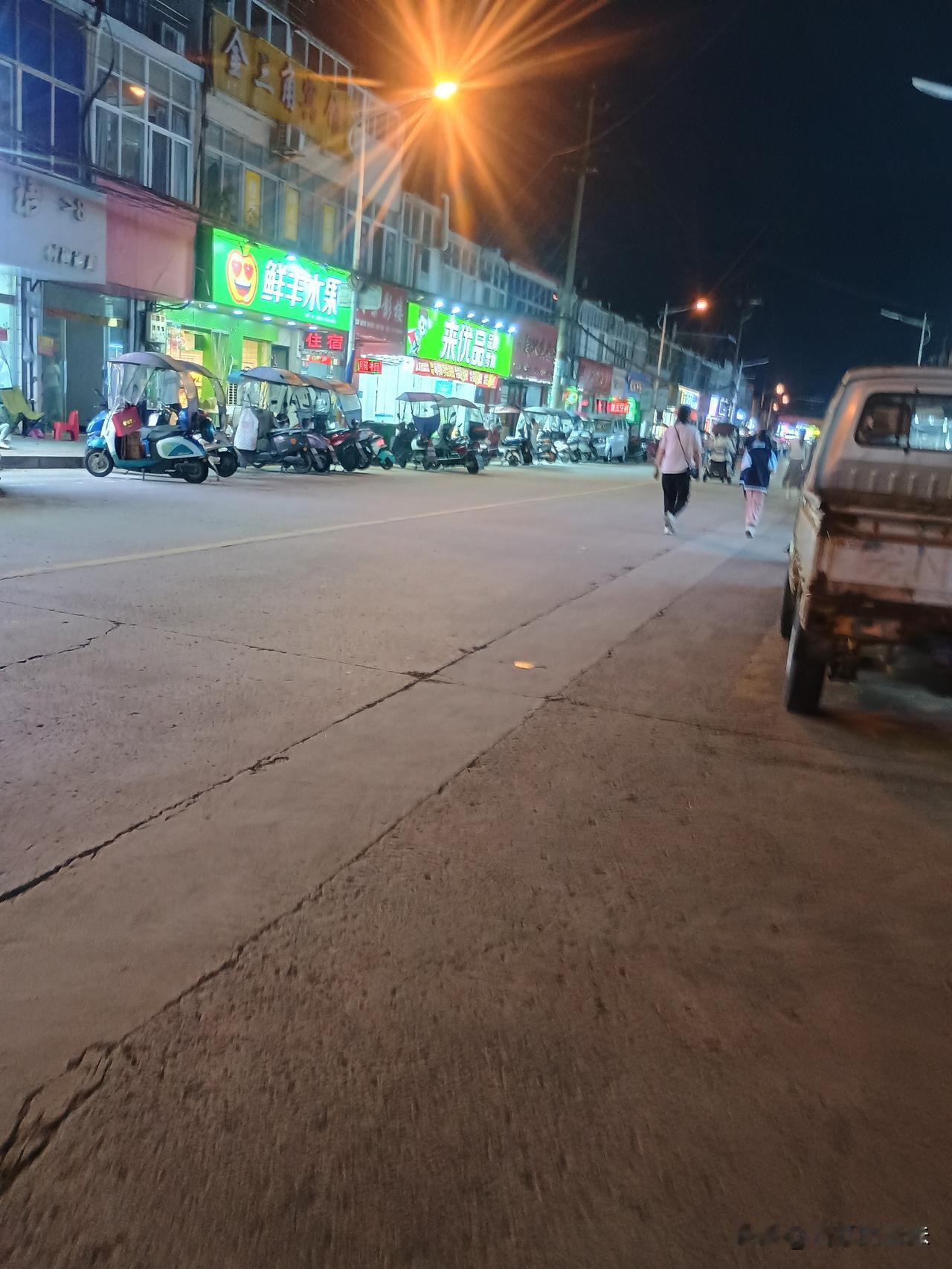 晚上人还是少一点，一天没出门，晚上出来觅食[憨笑][憨笑]