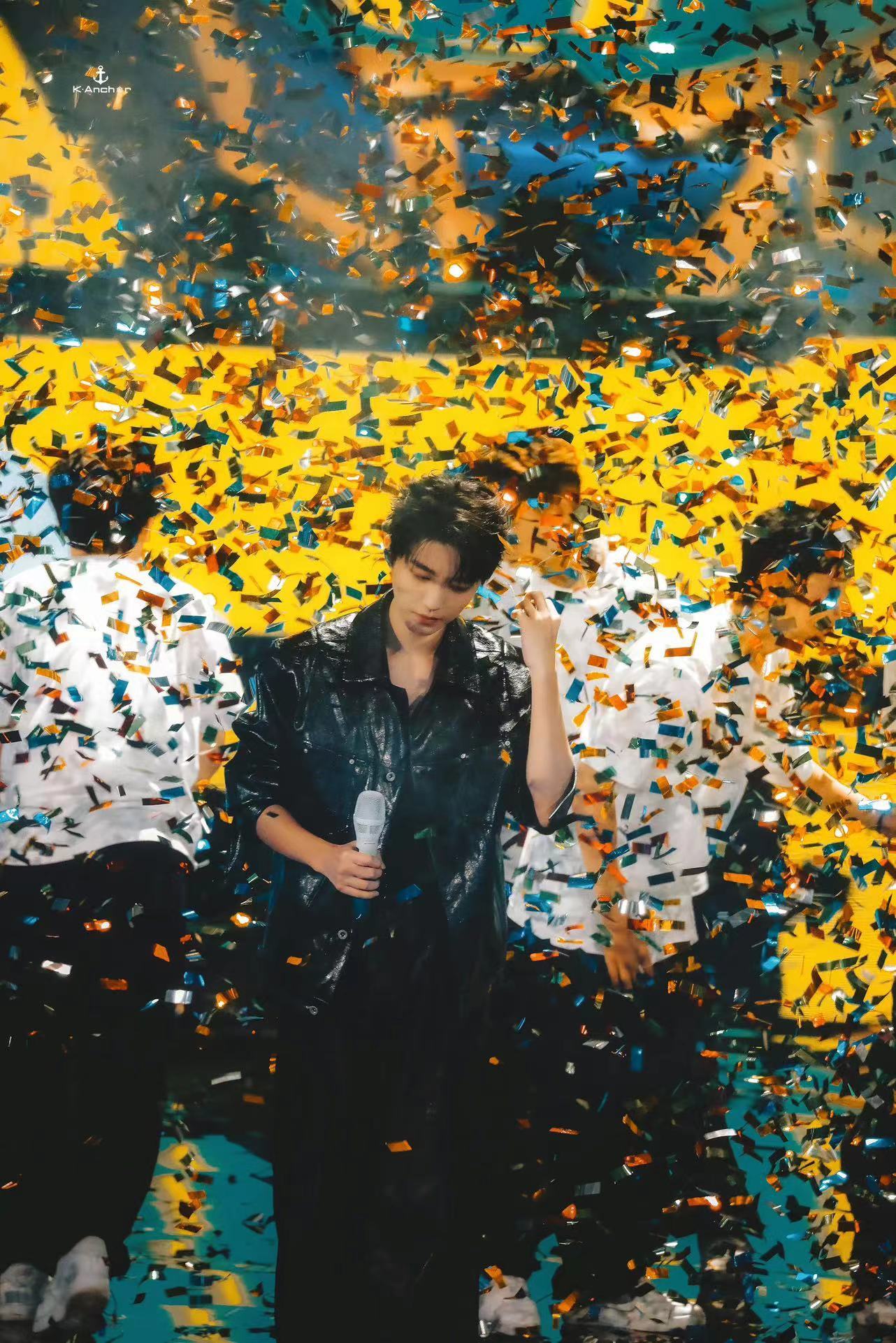 #成都偶遇明星和喝水一样简单# 成都真是个神奇的地方！黄景瑜成都的酷飒、张新成的