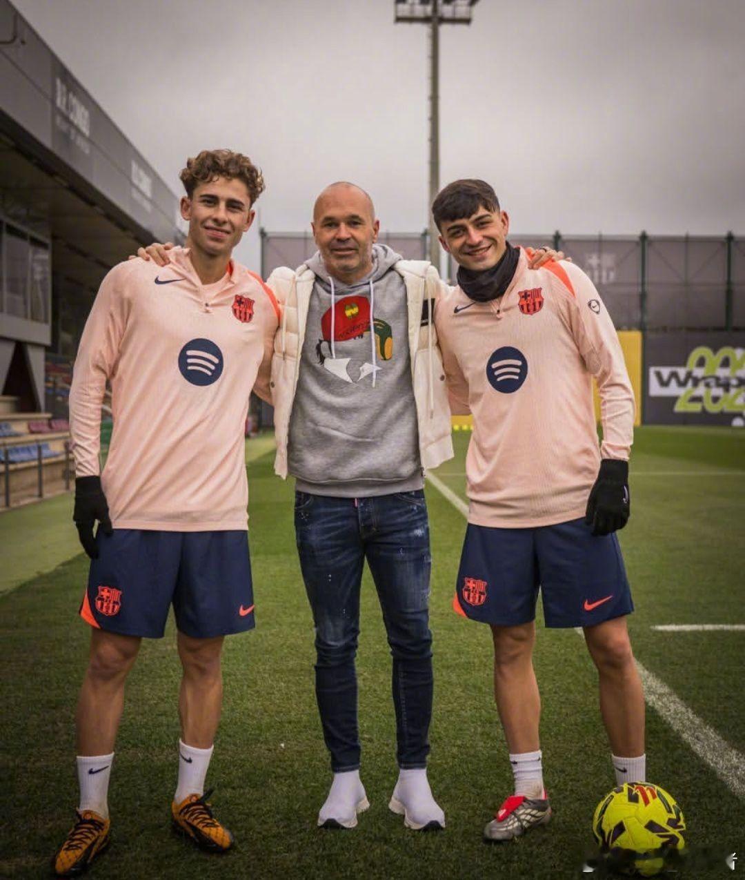 图：巴塞罗那名宿安德列斯·伊涅斯塔造访一线队训练时，与费尔明·洛佩斯，佩德里，拉