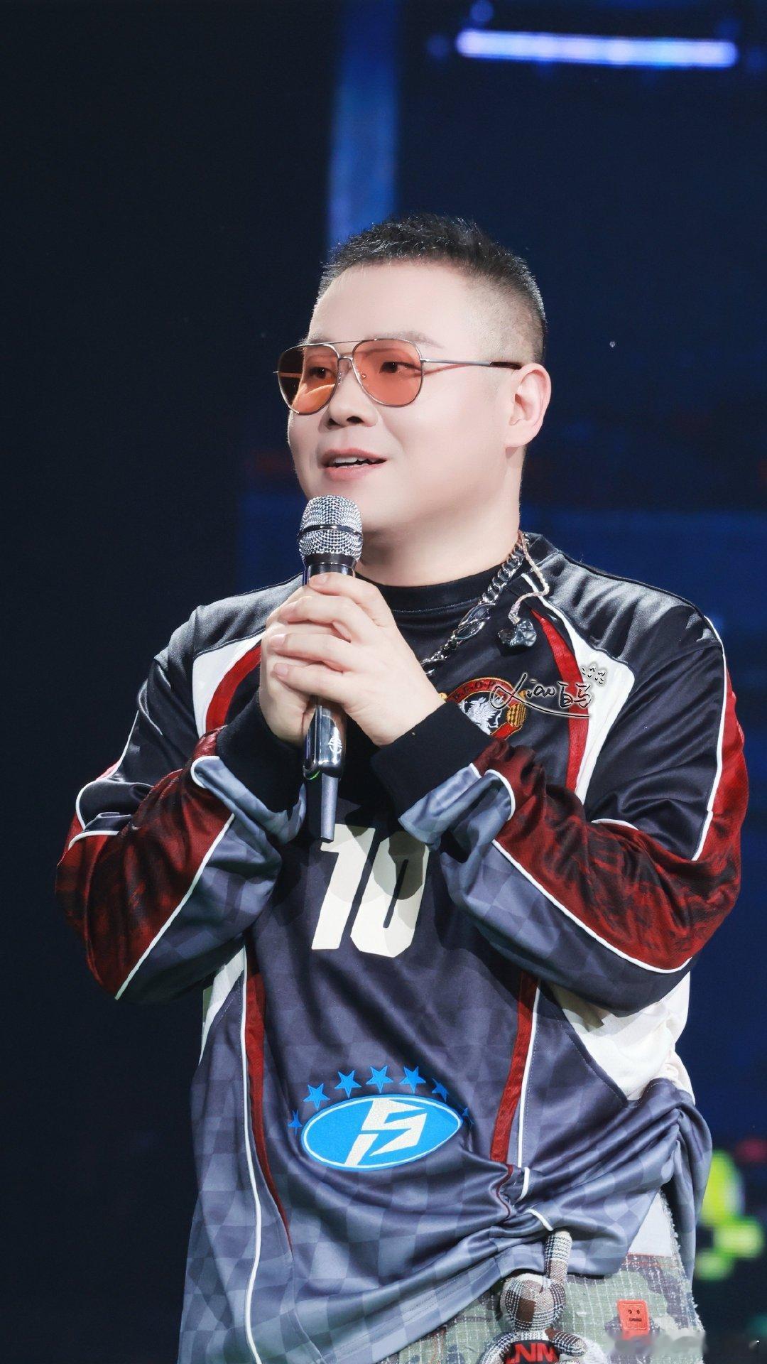 岳云鹏直播聊中餐厅邀约 直播间弹幕一提王俊凯，小岳岳就顺着聊起《中餐厅》，说自己