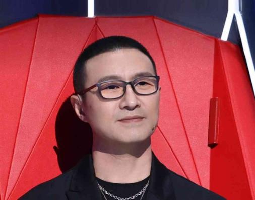 鲁豫问汪峰:"你和章子怡离婚后，对孩子，你是怎么做的？"汪峰说:"我对孩子的关心