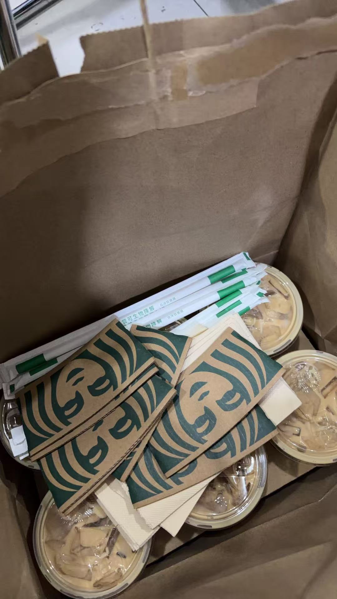 客户为了答谢我们专门送来的咖啡乾雍纺织，图1加拿大图2国家队队服都是有他们参与的