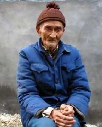 1937年，机枪手卿伯金正在放哨，稻田中突然传来了奇怪的水声，他摸过去一看，顿时
