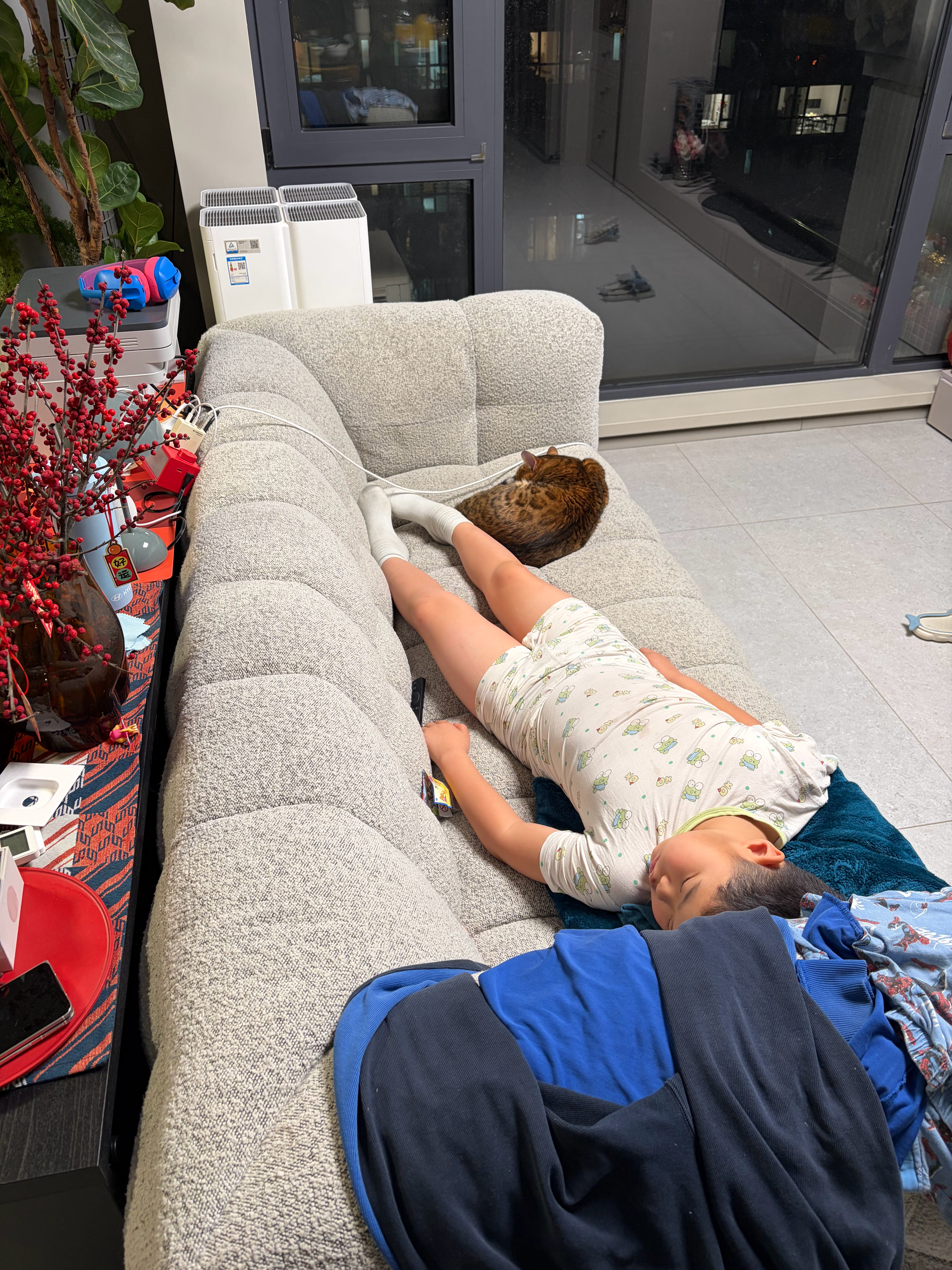 平时折腾到 12 点，这一开学，吃完躺沙发就上睡了，感谢学校！ 