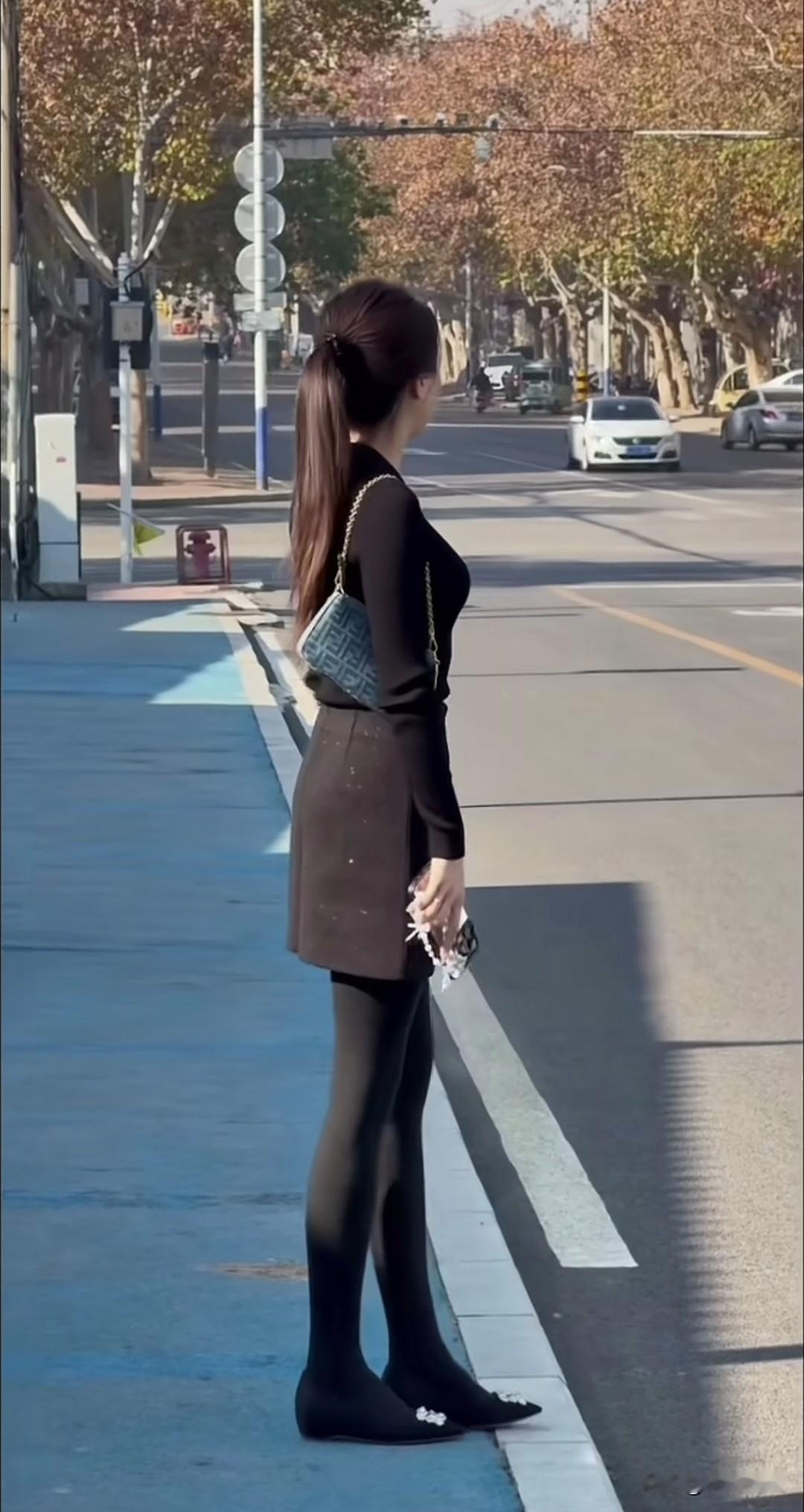 梅花竹里无人见，一夜吹香过石桥。