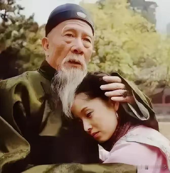 光绪七年，左宗棠从西北回来，头发白了大半。

朝堂上人人说他“功高”，可宫里一句