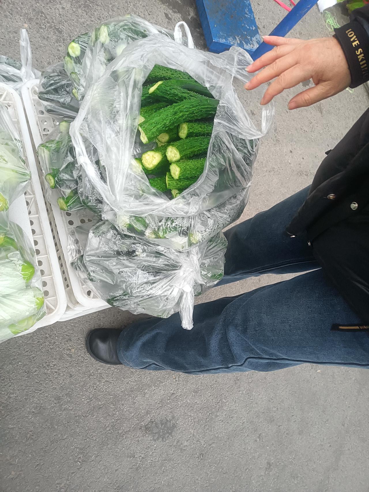 路边大哥卖黄瓜，把带黄瓜蒂的那头去掉了，只卖其余部分，而且价钱一样！

难道不赔