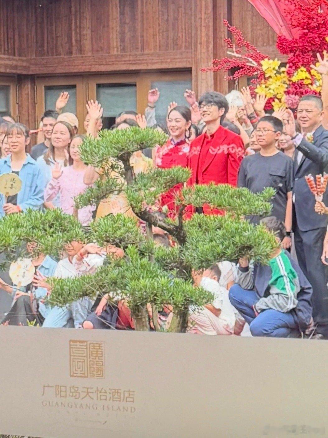 许嵩冯禧婚礼大合照 许嵩冯禧婚礼大合照，两位新人笑得很开心！ ​​​