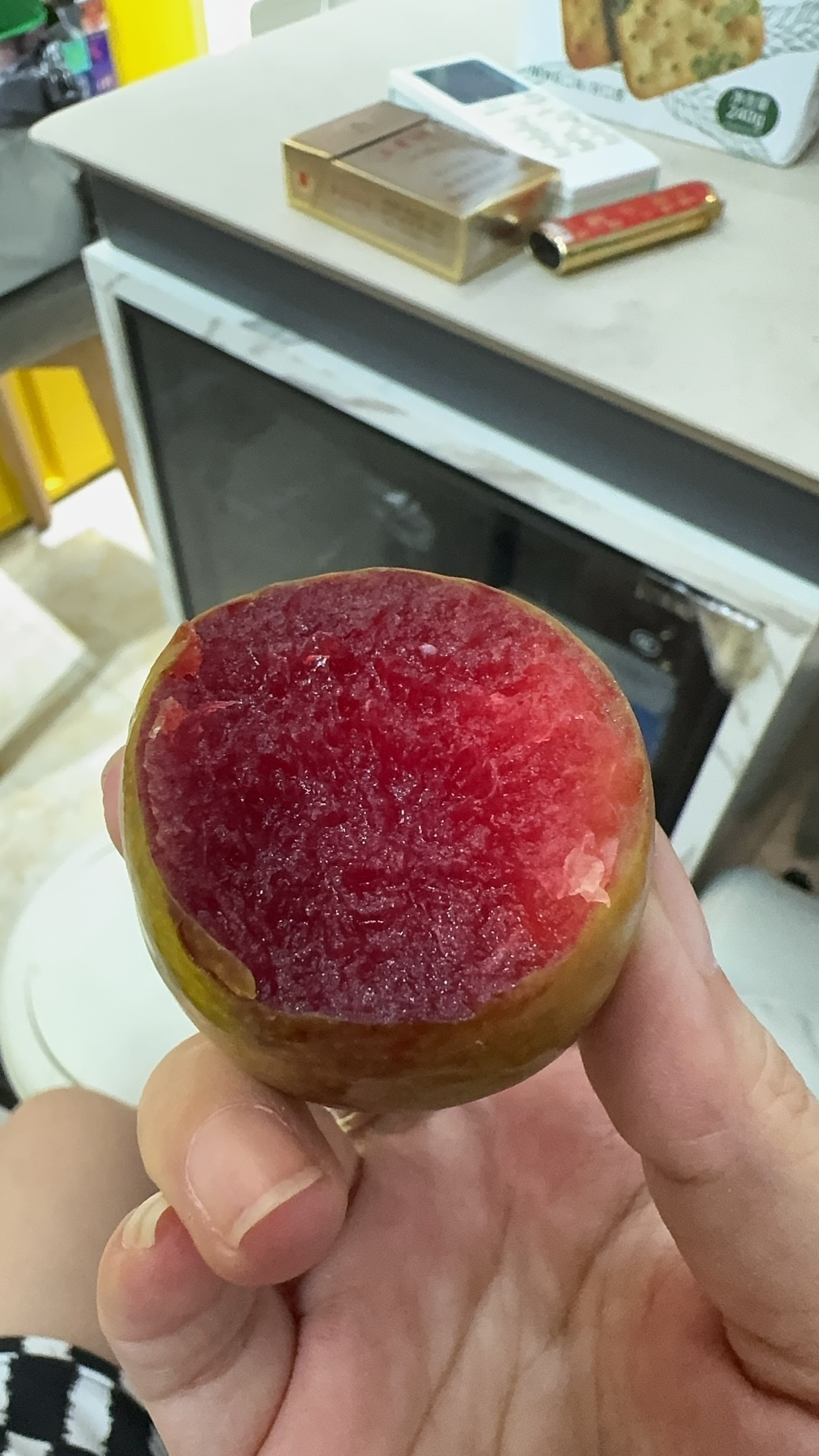 今日份各项工作完成，吃几个甜李子奖励一下自己，谢谢那个阿姨的投喂生活手记