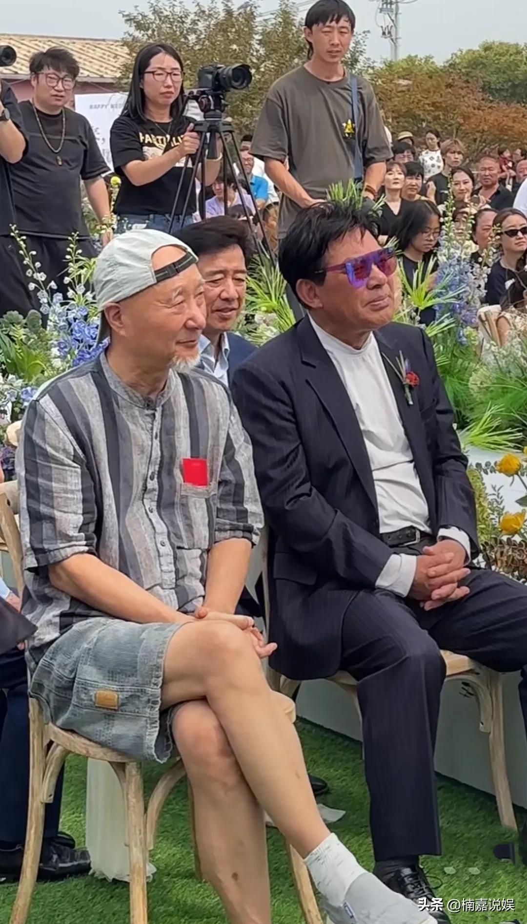 陈佩斯和朱时茂一起参加朋友家的婚礼，俩人这穿搭的反差感太强烈了。[捂脸]
同岁的