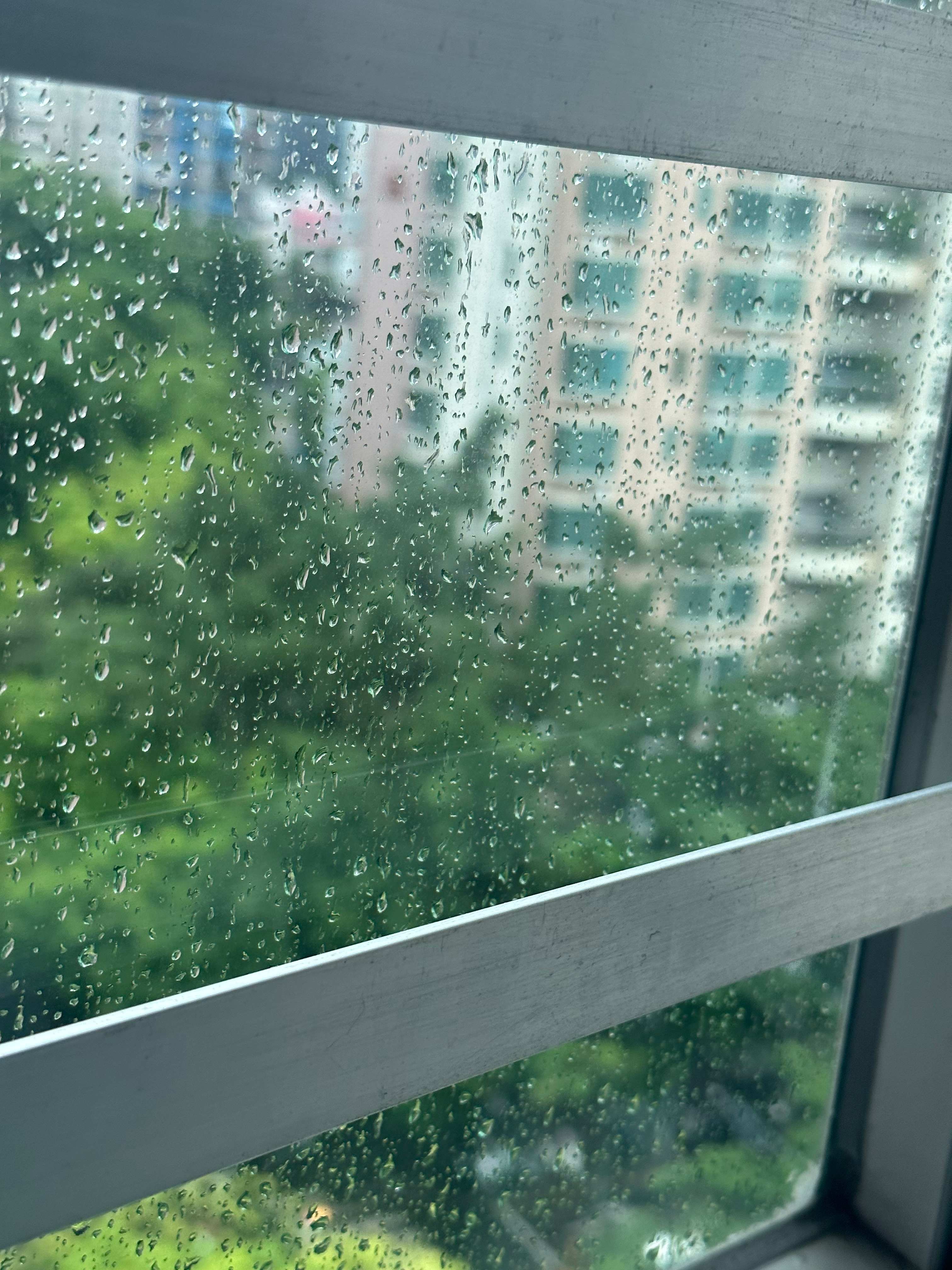 下了一夜的大雨还在继续天都要破了广西内涝又好严重极端天气现在跟家常便饭一样… 