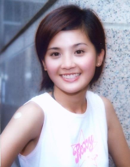 被曝
恋上小近10岁鲜肉的香港知名女星是蔡卓妍 。
 
2025年7月，蔡卓妍与