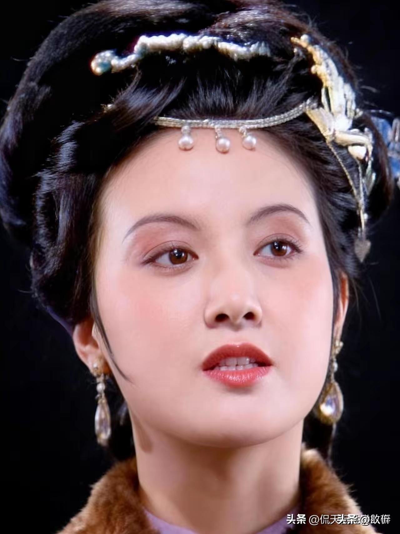 王熙凤堪称《红楼梦》里的传奇人物。她精明能干，把贾府上下事务管理得井井有条。协理