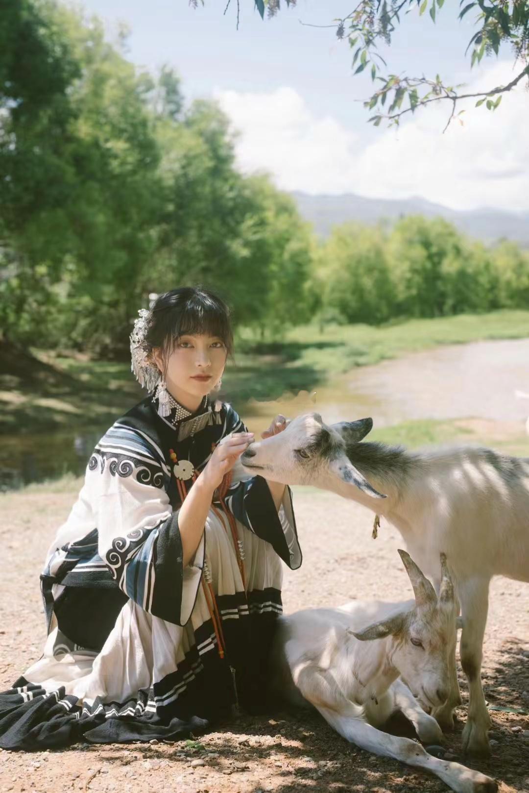 文案  山野有风，银饰轻响。黑白纹样裹着凉山独有的温柔，山间光影落在衣褶间。小羊