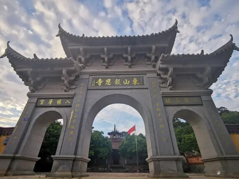 对联这玩意儿可太有意思了，就像这上联“山门不锁云常住”，韵味十足。咱琢磨下联的时