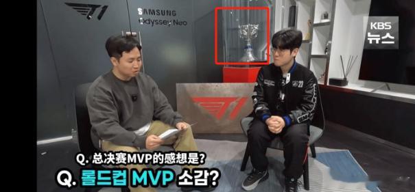 GEN粉丝破防，原来冠军奖杯真的在T1大楼T1 SAMSUNG在接受采访时，背景